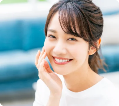 白い歯で笑う女性
