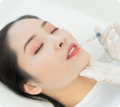 ボツリヌス治療を受ける女性