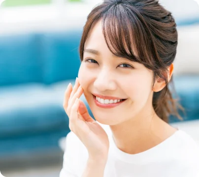 口元に手を添えて笑う女性