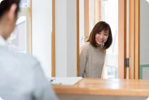 受付で定期検診の予約をする様子