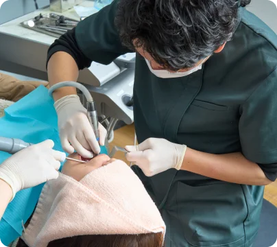 インプラント治療を行う様子