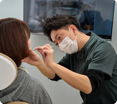 口腔がん検診で口腔内を確認する院長