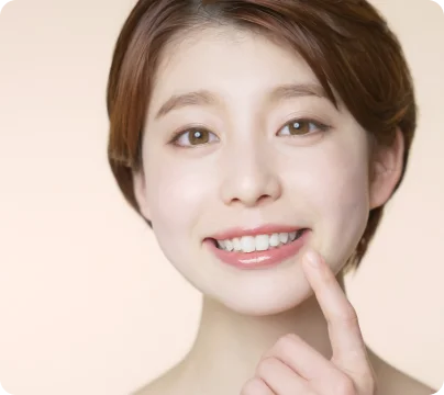 前歯を気にする女性