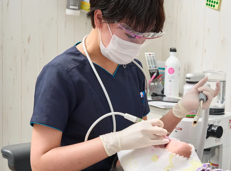 口腔外科認定医による診療の様子