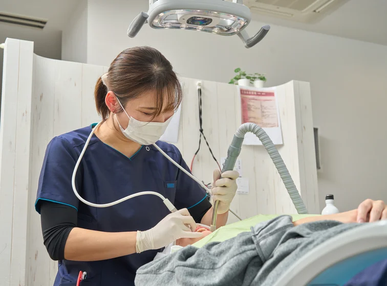 麻酔認定歯科衛生士が診療をサポートする様子