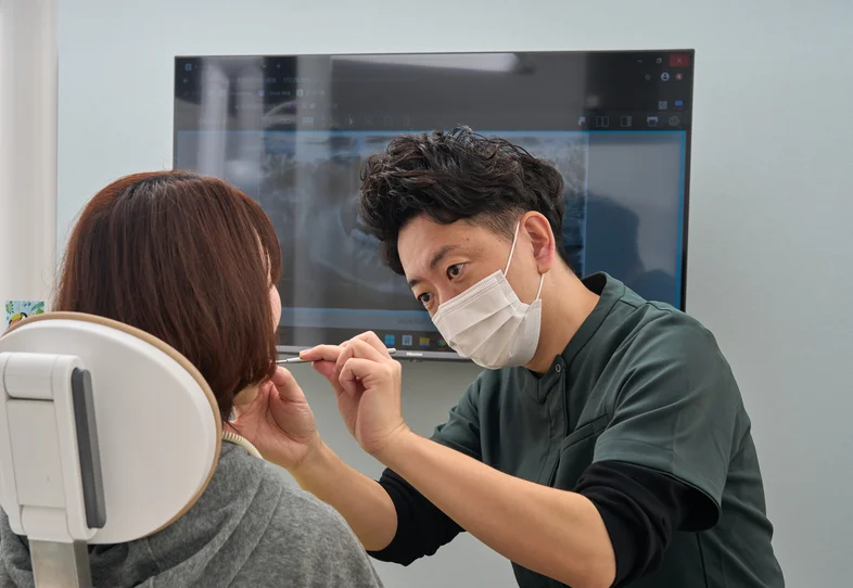 ミラーを使ってお口の状態を確認する診療風景