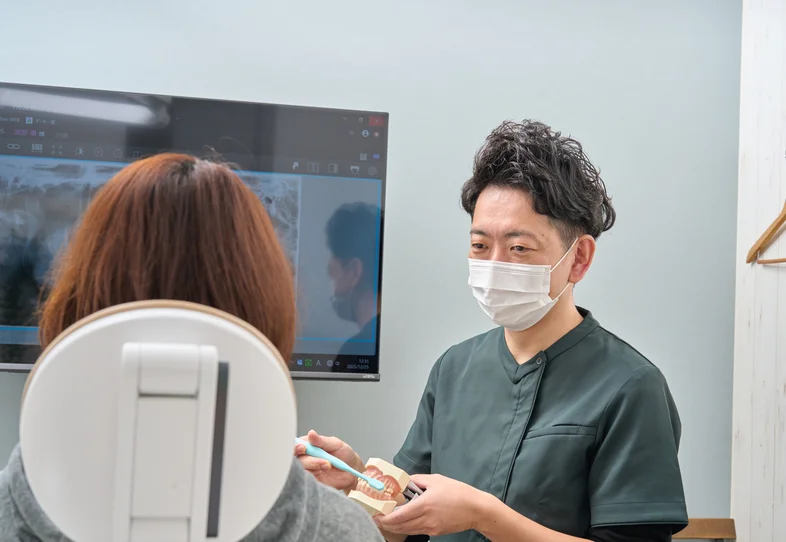 レントゲン画像を見ながら説明するカウンセリングの様子