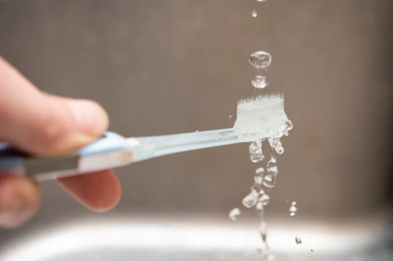 歯みがき前に歯ブラシを水でぬらしているところ