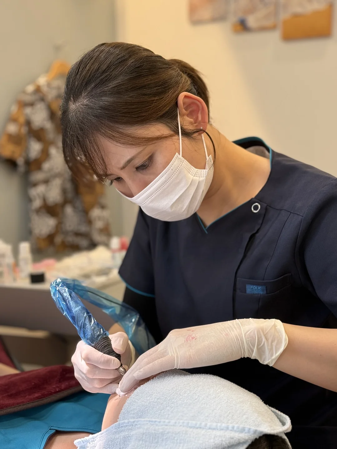リップアートの施術を行う当院スタッフ